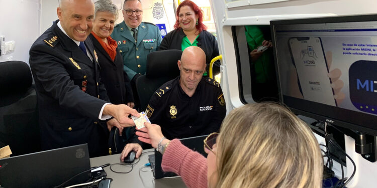 La Policía Nacional presenta en Talayuelas el nuevo vehículo para la expedición de DNI y Pasaporte que dará servicio a los pueblos de Cuenca 1 La Policía Nacional presenta en Talayuelas el nuevo vehículo para la expedición de DNI y Pasaporte que dará servicio a los pueblos de Cuenca