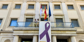 La Subdelegación del Gobierno en Cuenca despliega el lazo morado con motivo de los actos del 25N
