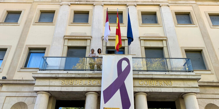 La Subdelegación del Gobierno en Cuenca despliega el lazo morado con motivo de los actos del 25N