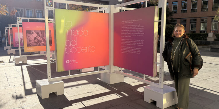 La exposición ‘La Mirada del Paciente’ llega a la Plaza del Jardinillo hasta el 2 de diciembre