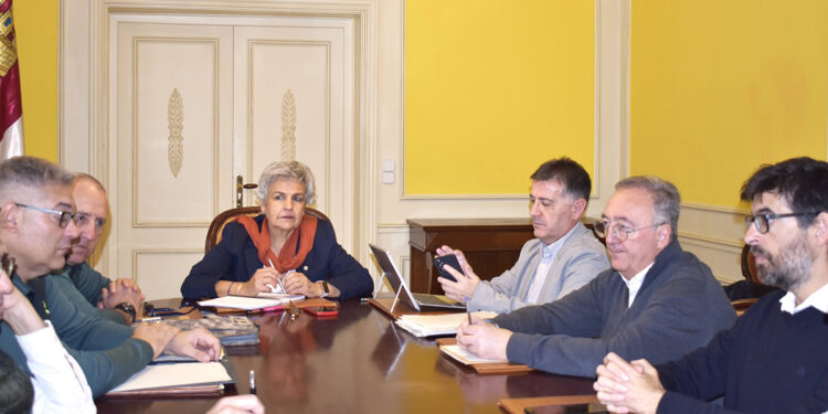 La subdelegada del Gobierno se reúne con el alcalde de Valverde de Júcar con motivo de las fiestas de Moros y Cristianos