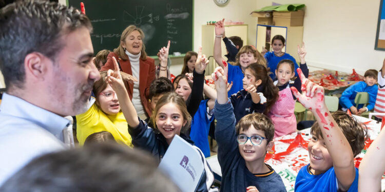 Más de 3.500 escolares de Guadalajara dan vida al Bosque Navideño con 24 árboles hechos con materiales reciclados