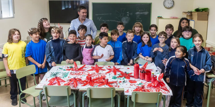 Más de 3.500 escolares de Guadalajara dan vida al Bosque Navideño con 24 árboles hechos con materiales reciclados