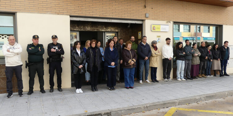 Minuto de silencio en la Subdelegación del Gobierno de Guadalajara por el asesinato machista de una mujer en Zaragoza