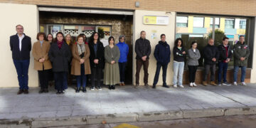 Minuto de silencio en la Subdelegación del Gobierno de Guadalajara por los asesinatos machistas de dos mujeres en Barcelona y Madrid