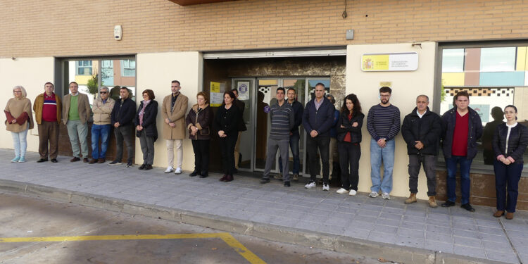 Minuto de silencio en la Subdelegación del Gobierno en Guadalajara para condenar los asesinatos machistas ocurridos en Alicante y Huelva