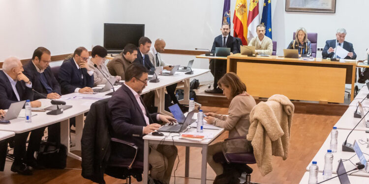 PP y VOX aprueban una moción para exigir a Page inversiones reales en Guadalajara frente al “agravio” de unos presupuestos regionales que son una burla