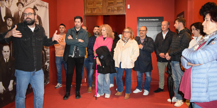 PSOE Guadalajara visita la exposición ‘El Cuerpo Ausente’, “una muestra para reflexionar y comprender nuestro pasado”