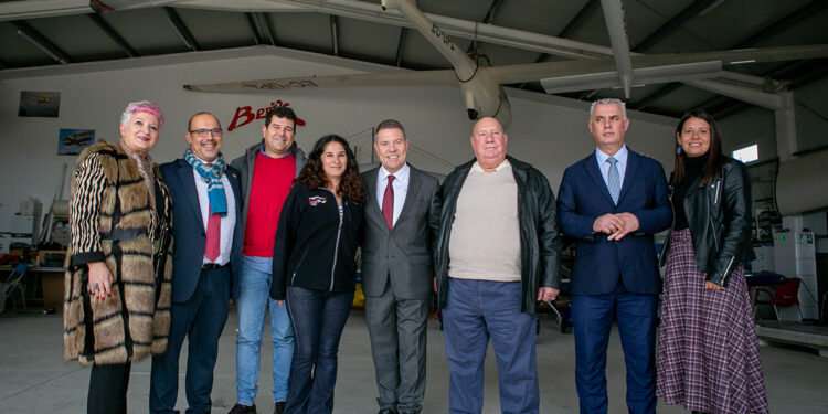 Page visita el Aeródromo de Taragudo