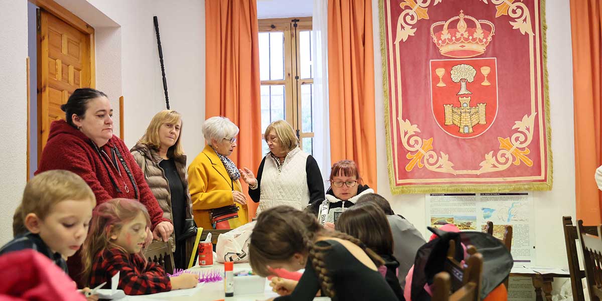 Pareja celebra el Día de Todos los Santos y Halloween combinando tradición y diversión 2 Pareja celebra el Día de Todos los Santos y Halloween combinando tradición y diversión