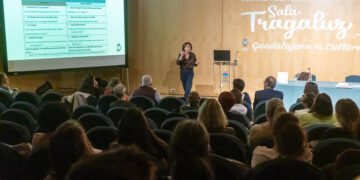 Rocío Ramos explica en Guadalajara que cada conversación cuenta para prevenir el consumo de alcohol en menores de edad y ya hay datos esperanzadores