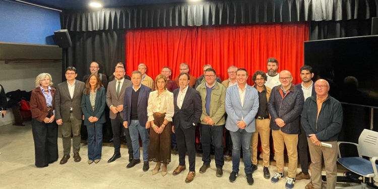 Sindicatos y empresarios se unen en Albacete: tienen claro que la mejora de las líneas ferroviarias convencionales fijan población y favorecen el desarrollo 1 Sindicatos y empresarios se unen en Albacete tienen claro que la mejora de las líneas ferroviarias convencionales fijan población y favorecen el desarrollo