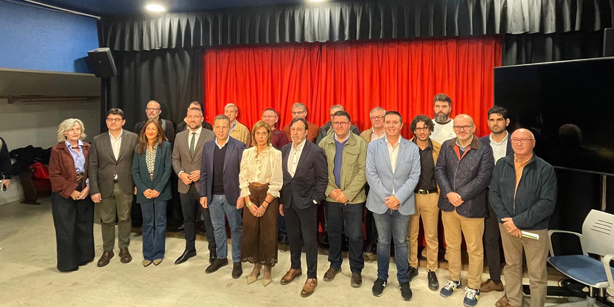 Sindicatos y empresarios se unen en Albacete: tienen claro que la mejora de las líneas ferroviarias convencionales fijan población y favorecen el desarrollo 2 Sindicatos y empresarios se unen en Albacete tienen claro que la mejora de las líneas ferroviarias convencionales fijan población y favorecen el desarrollo