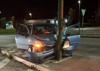 Un conductor se estrella contra un semáforo en la Avenida San Julián de Cuenca