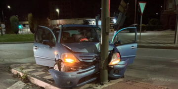 Un conductor se estrella contra un semáforo en la Avenida San Julián de Cuenca