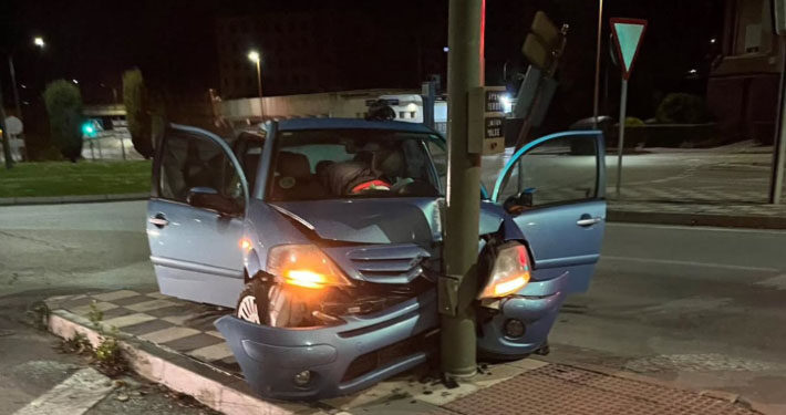 Un conductor se estrella contra un semáforo en la Avenida San Julián de Cuenca 1 Un conductor se estrella contra un semáforo en la Avenida San Julián de Cuenca