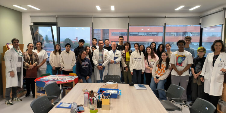 Una veintena de estudiantes de Bachillerato del IES Castilla conocen el trabajo de distintas unidades del Hospital Universitario de Guadalajara