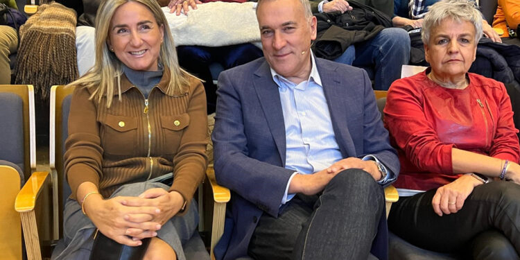 Xabier Fortes insta a seguir cuidando la democracia en un acto que registró un lleno absoluto