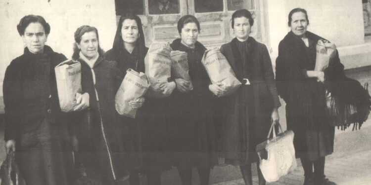 Raíces. Cuenca. 1944. Mientras Amparo Rivelles da en El Clavo, el Cupón de pan da 150 gramos por persona y día. 1 racionam