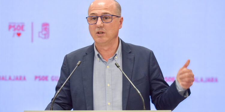 Alberto Rojo lamenta que Guarinos “no defienda a Guadalajara” y haga perder la llegada a la ciudad de casi 5 millones para mejorar servicios 1 Alberto Rojo lamenta que Guarinos “no defienda a Guadalajara” y haga perder la llegada a la ciudad de casi 5 millones para mejorar servicios