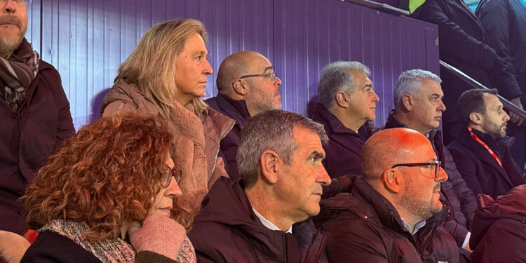 Ana Guarinos destaca que el problema surgido con la licencia municipal de las gradas del Escartín se resolvió en tiempo récord 1 Ana Guarinos “Me quito el sombrero ante el Dépor y la ejemplaridad de los guadalajareños”