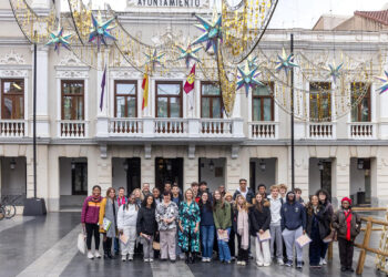 Ana Guarinos da la bienvenida a estudiantes de Baltimore en su visita a Guadalajara