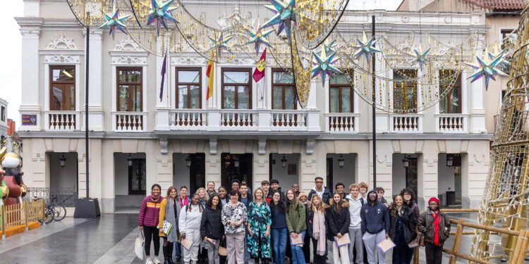 Ana Guarinos da la bienvenida a estudiantes de Baltimore en su visita a Guadalajara