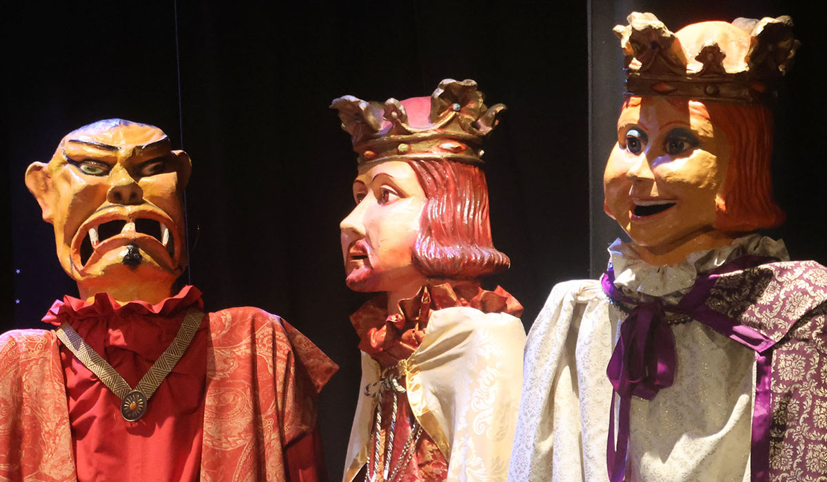 Ayuntamiento y «La Campiña» presentan los remodelados Gigantes de Cabanillas, que ya lucen nuevos trajes