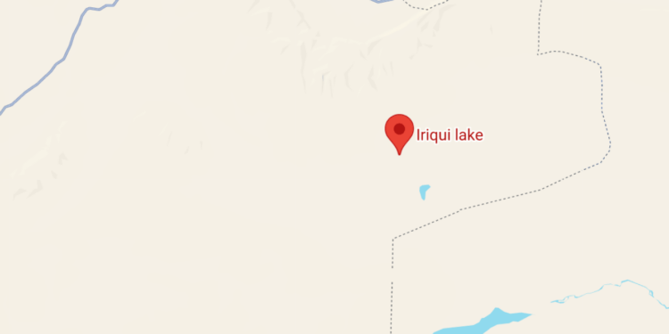 Dos cabalgan juntos por las dunas de Icht y las rutas del Dakar