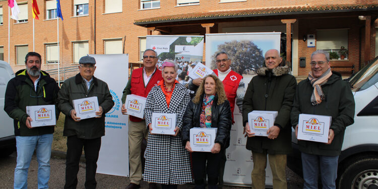 Cáritas Diocesana reparte la miel donada por el Centro Apícola de Marchamalo a través del programa Proyecto Integral