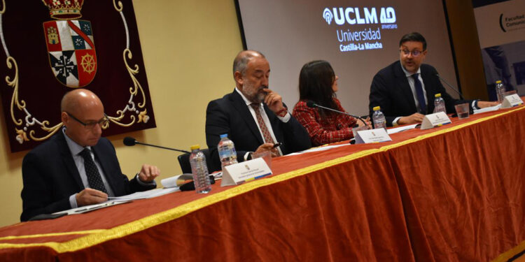 Castilla-La Mancha invierte casi diez puntos más que la media nacional por cada alumno universitario 1 Castilla-La Mancha invierte casi diez puntos más que la media nacional por cada alumno universitario