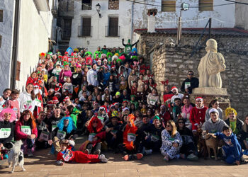 Colorido, disfraces y diversión en  la I San Silvestre de Huélamo