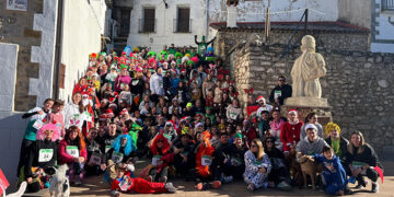 Colorido, disfraces y diversión en la I San Silvestre de Huélamo