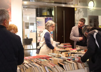 Comienza el mercadillo solidario de libros de la Biblioteca Almudena Grandes de Azuqueca