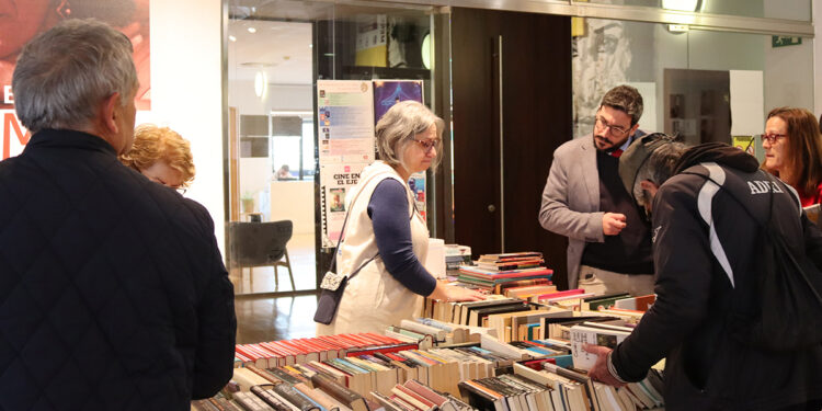 Comienza el mercadillo solidario de libros de la Biblioteca Almudena Grandes de Azuqueca
