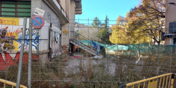 Cuenca en Marcha denuncia la parálisis total en la rehabilitación del edificio del Mercado y alerta del deterioro del entorno urbano