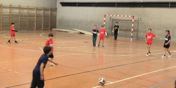 Los diez años de campeonato Alta Alcarria de Fútbol Sala llega con el debut de los equipos femeninos. Las escuadras del Villa de Atanzón y Aldeanueva de Guadalajara serán los encargados de cerrar el campeonato con dos equipos formados con chicas menores de 12 años. La categoría masculina de menores de 15 años se disputará en forma de triangular y se contará con el debut en el torneo de Trillo. El Villa de Atanzón mantiene su estabilidad siendo el único equipo que ha participado en todas las ediciones y el que más veces ha ganado, las últimas bajo la dirección de Kini. Repite participación en la categoría por tercer año consecutivo el Aldeanueva de Guadalajara, un equipo que aunque no ha ganado todavía, siempre ha destacado por su juventud y buen juego, dirigido por Ismael. Debido a los problemas derivados del brote de gripe varios equipos se han visto obligados a darse de baja y este año no se podrá celebrar el campeonato con los más pequeños. Desde la organización se espera recuperar la categoría para próximas ediciones. Como es habitual además de los trofeos a todos los equipos participantes también se otorgarán al equipo menos goleado, máximo goleador y mejor jugador votado por los entrenadores y árbitros, para ambas categorías. Estos diez años no podrían haber sido posibles sin la colaboración del Patronato Deportivo Municipal del Ayuntamiento de Guadalajara, en especial de su coordinador deportivo Santiago Nuero. También es de agradecer la ayuda para organizarlo de entrenadores y árbitros. La décima edición se celebrará en el Palacio Multiusos de Guadalajara el domingo 21 de diciembre del 2025 desde las 17.30 h. La entrega de trofeos será sobre las 20:15 horas.