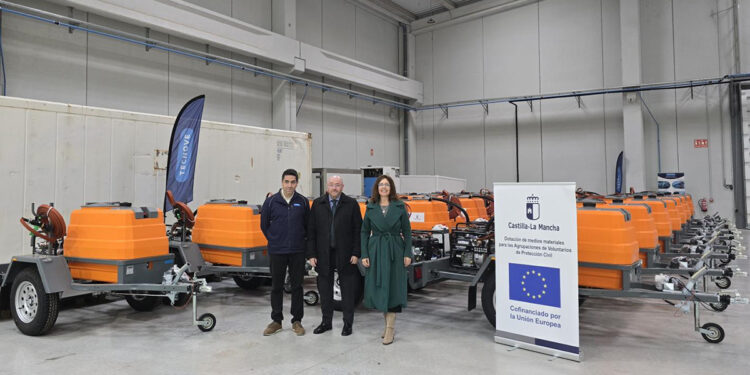 Distribuidos remolques con depósito de agua a 29 agrupaciones de Protección Civil de la región