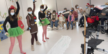 El Aula ‘La Pecera’ del Hospital de Guadalajara celebra con peques y mayores el Festival de teatro, música y magia que da inicio a las fiestas navideñas