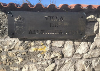El Ayuntamiento de Albendea coloca un cartel conmemorativo del título de villa