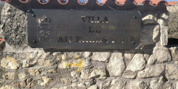 El Ayuntamiento de Albendea coloca un cartel conmemorativo del título de villa