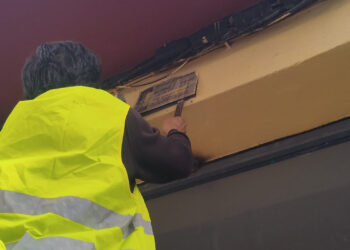 El Ayuntamiento de Cuenca retira más de medio centenar de placas metálicas con simbología franquista de diferentes edificios 1 El Ayuntamiento de Cuenca retira más de medio centenar de placas metálicas con simbología franquista de diferentes edificios