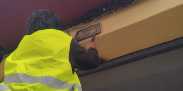 El Ayuntamiento de Cuenca retira más de medio centenar de placas metálicas con simbología franquista de diferentes edificios