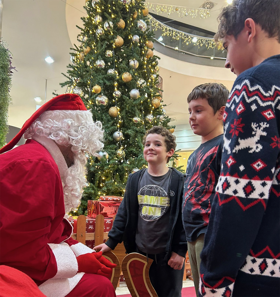 El Mirador se llena de ilusión con la visita de Papá Noel a los niños y niñas de Cuenca