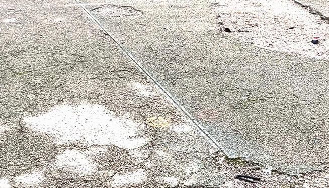 El PP en el Ayuntamiento de Cuenca denuncia el deterioro del pavimento en la esplanada del mercadillo