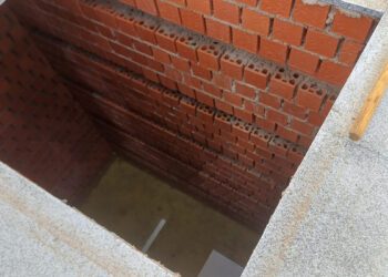 El PSOE denuncia que Guarinos tiene abandonado el cementerio, con sepulturas inundadas hasta un metro de agua y a los trabajadores en condiciones de precariedad