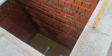 El PSOE denuncia que Guarinos tiene abandonado el cementerio, con sepulturas inundadas hasta un metro de agua y a los trabajadores en condiciones de precariedad