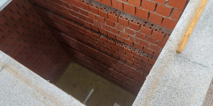 El PSOE denuncia que Guarinos tiene abandonado el cementerio, con sepulturas inundadas hasta un metro de agua y a los trabajadores en condiciones de precariedad