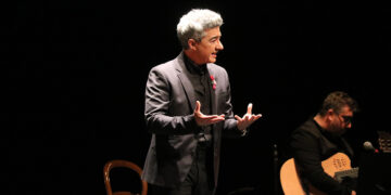 El Teatro Buero Vallejo se llena para disfrutar de “Historias de la Copla” de Juan Valderrama
