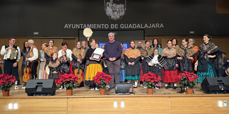 El coro del Colegio Niña María y la ronda de La Cotilla triunfan en el XXXV Concurso de Villancicos “Ciudad de Guadalajara” 1 El coro del Colegio Niña María y la ronda de La Cotilla triunfan en el XXXV Concurso de Villancicos “Ciudad de Guadalajara”
